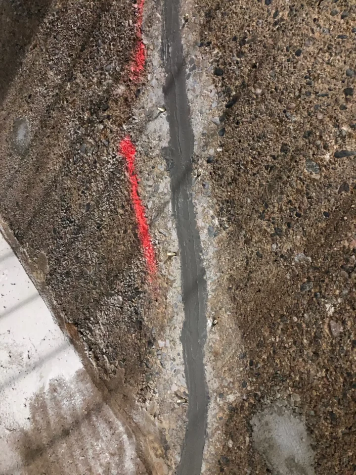 Injektoitu halkeama.